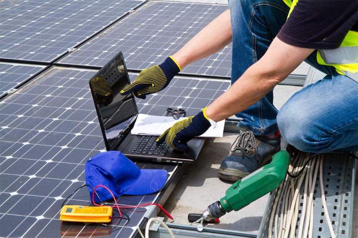 Installation de panneaux photovoltaïques, Tournon-sur-Rhône